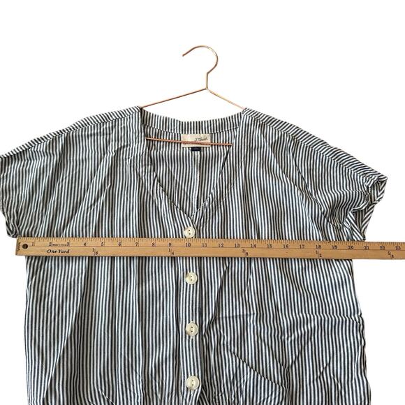 Universal thread gray striped v neck front tie top size large - Picture 6 of 6